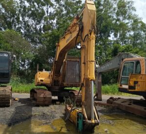 Escavadeira Hidráulica Komatsu PC200-6B - 1999