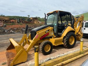 Retroescavadeira Caterpillar 416E - 8.600h - 2014