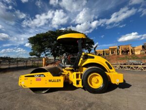 Rolo Compactador Vibratorio Muller VAP 55L - 2014