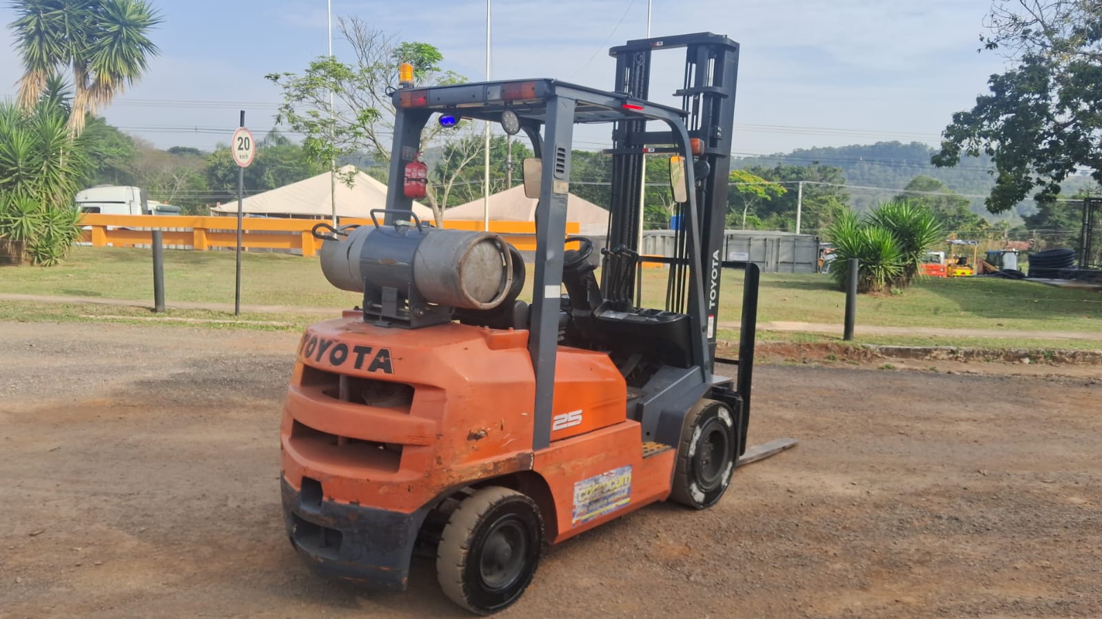 Empiolhadeira Toyota 25 (1)