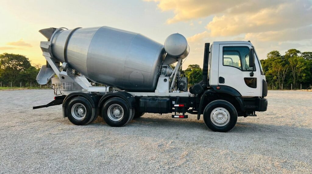 Caminhão betoneira Ford Cargo 6x4 usado à venda no pátio da WebPesados, Atibaia/SP