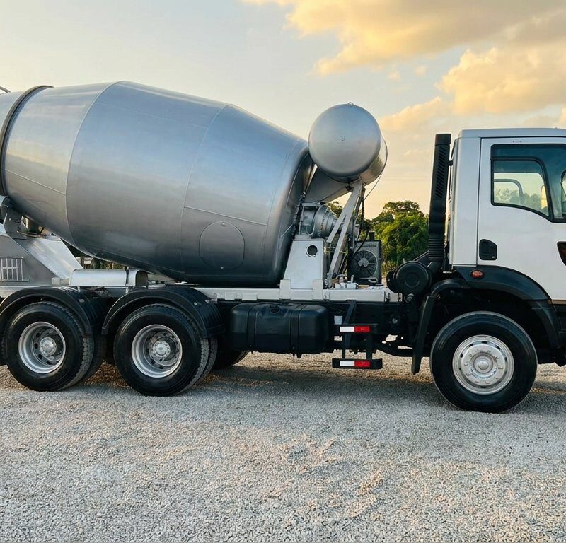 Caminhão betoneira Ford Cargo 6x4 usado à venda no pátio da WebPesados, Atibaia/SP