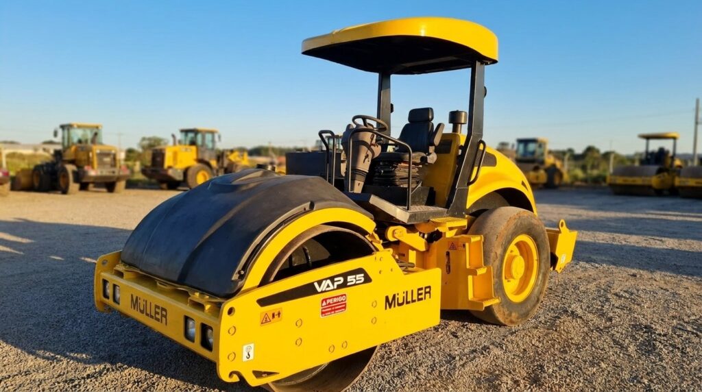 Rolo compactador vibratório Muller VAP 55 usado à venda no pátio da WebPesados, Atibaia/SP