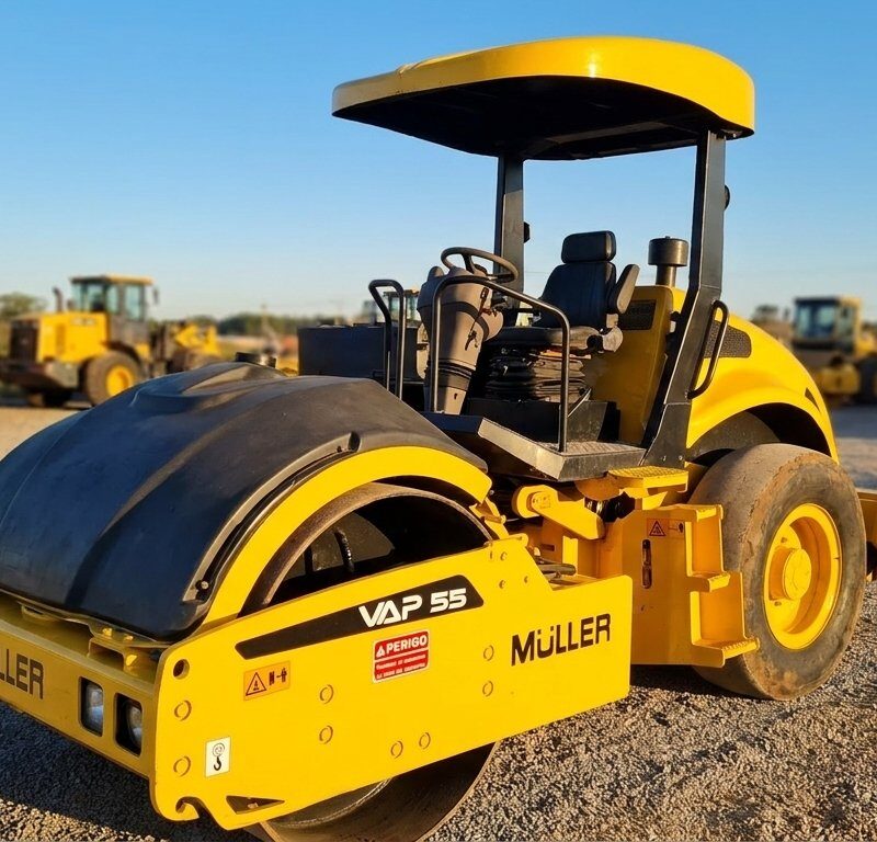 Rolo compactador vibratório Muller VAP 55 usado à venda no pátio da WebPesados, Atibaia/SP