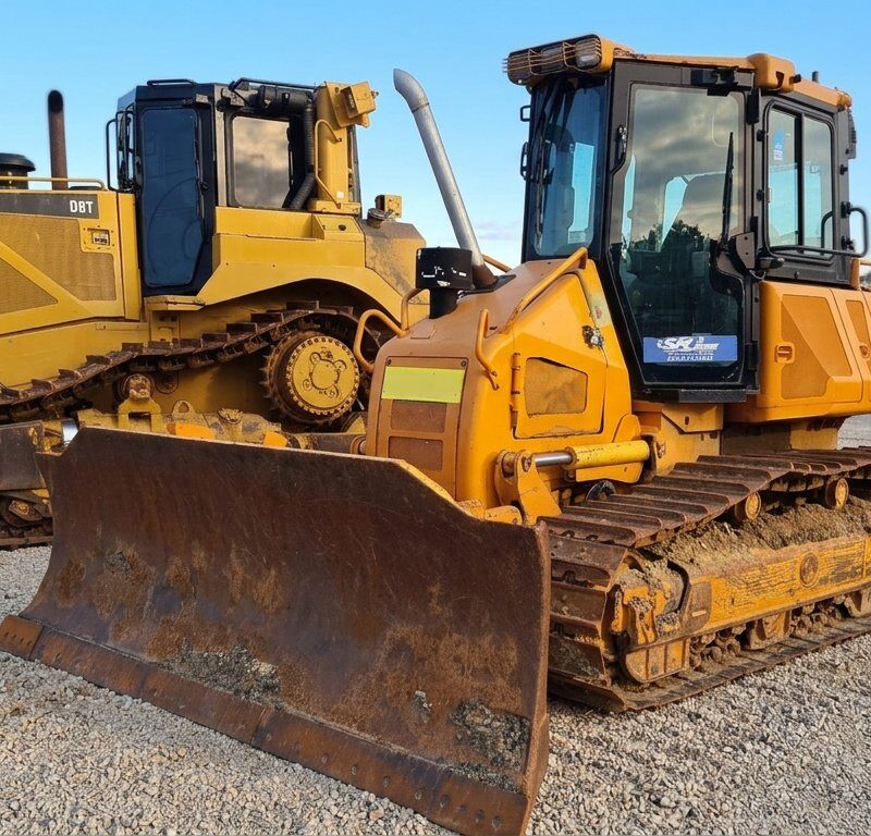 Tratores de esteiras Komatsu D51 e Caterpillar D8T usados no pátio da WebPesados, Atibaia/SP